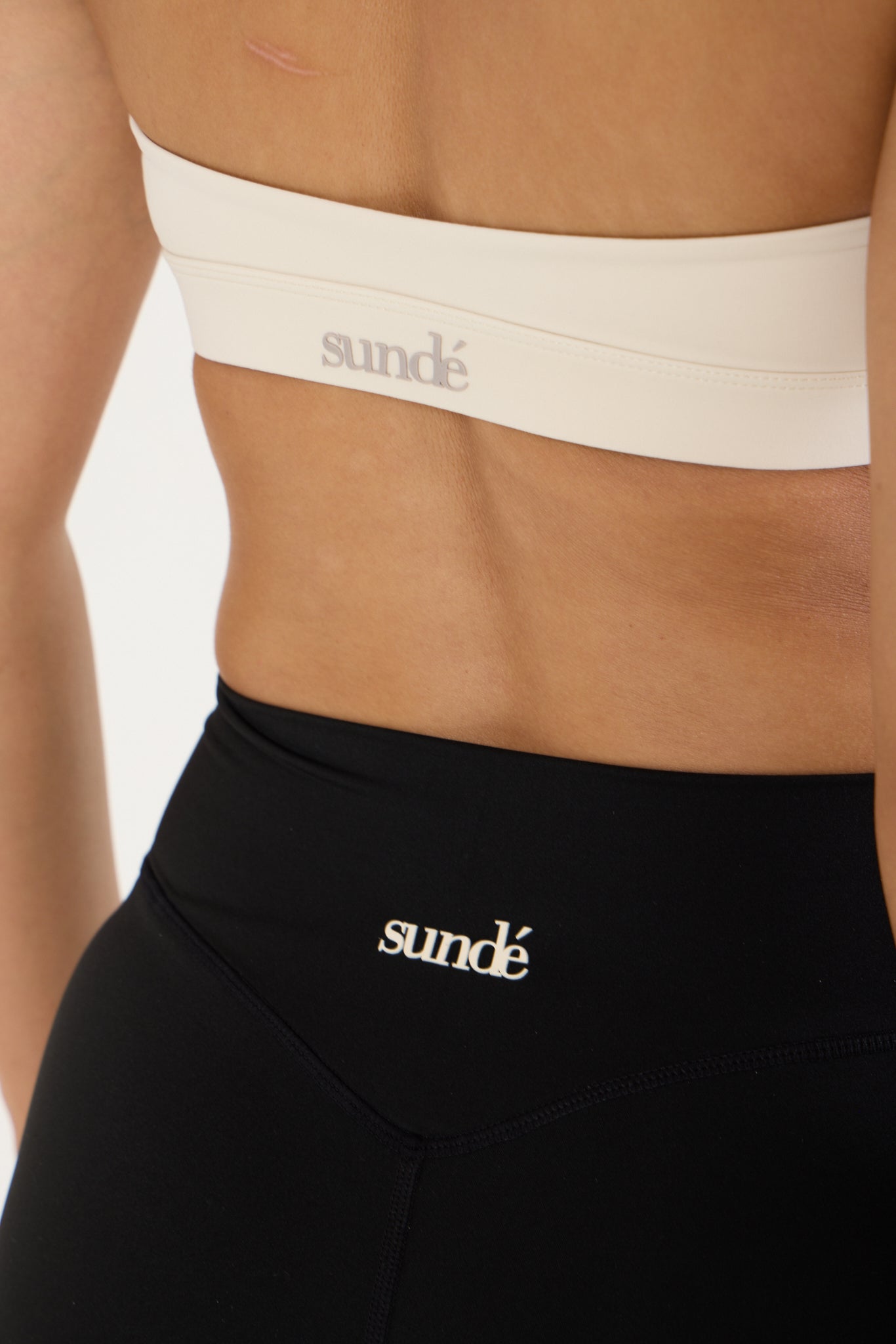 Sundé SCULPT Halter Sports Bra with fitted silhouette and halter neckline